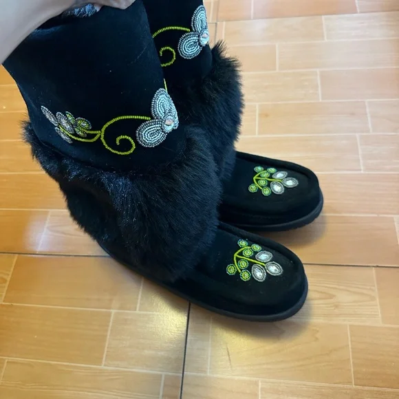 New w/o tags (never worn) waterproof faux fur Indigenous/Native winter boots. - Picture 2 of 13